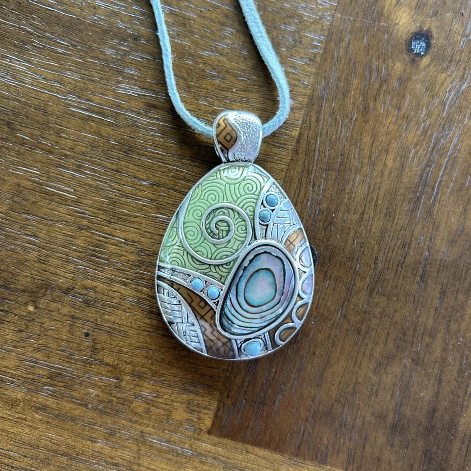 Collar Lia Sophia Abulón Concha Esmalte Gamuza Cordón Distintivo Plata Tonos Tierra Foto 2 de 4