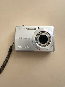 Casio EXILIM EX-Z600 Silver Compact 6.0MP 3x Zoom w/ Case & Charging Dock