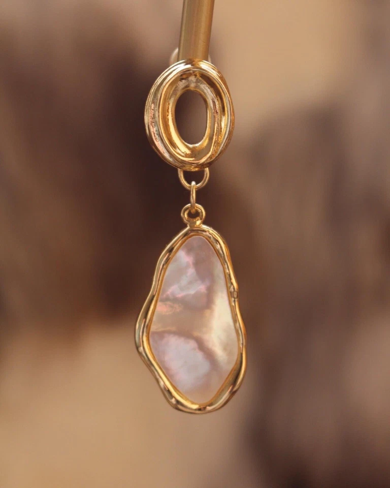 Aretes colgantes de madreperla ovalados chapados en oro, regalo de Pascua, Birthda Foto 2 de 4