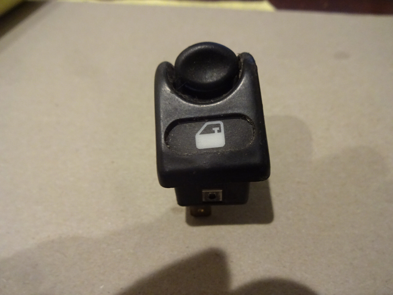 Ferrari 355 5.2 - Doors Unlocking Switch P/N 171076