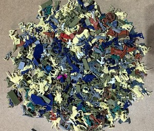 Lot Of 500 AIRFIX 1” In Size Plastic Soldiers: French, Combat Marines As Seen