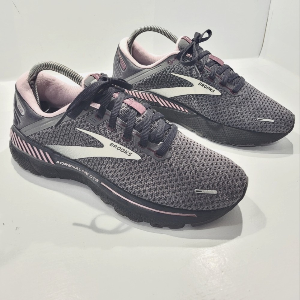 BROOKS WOMEN'S ADRENALINE GTS 22 ROAD-RUNNING SHOES SIZE 8D BLACK