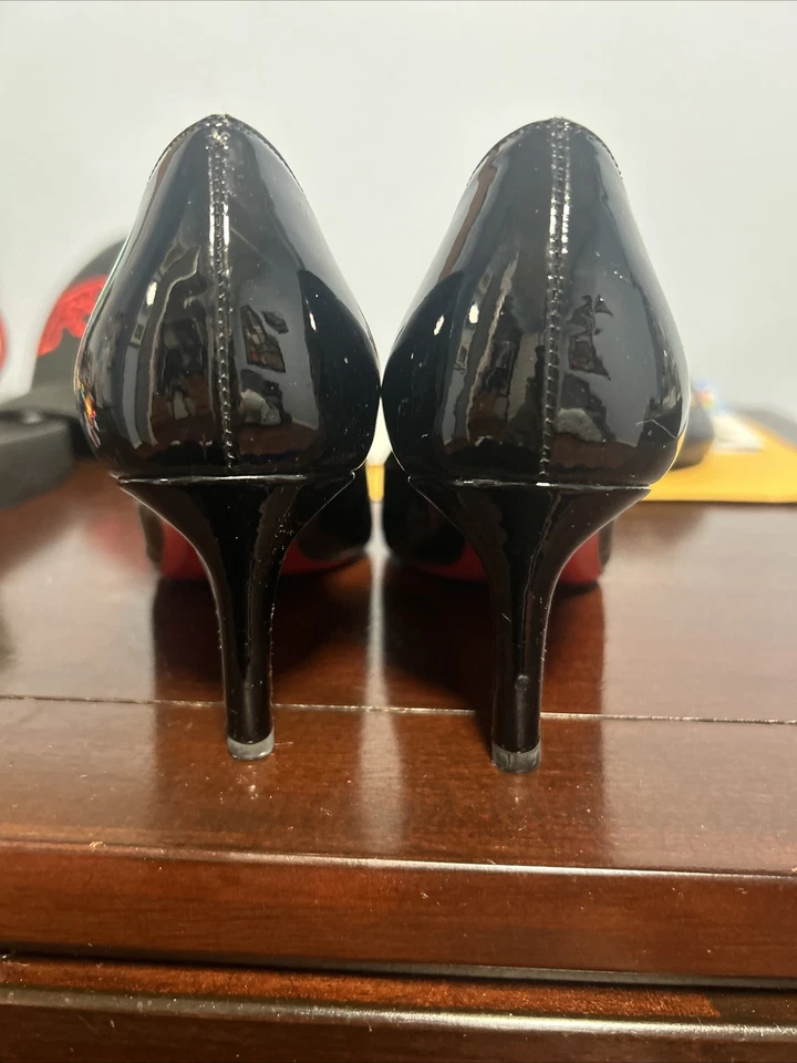 Zapatos de salón Christian Louboutin para mujer talla 35 punta redonda charol en negro Foto 2 de 4