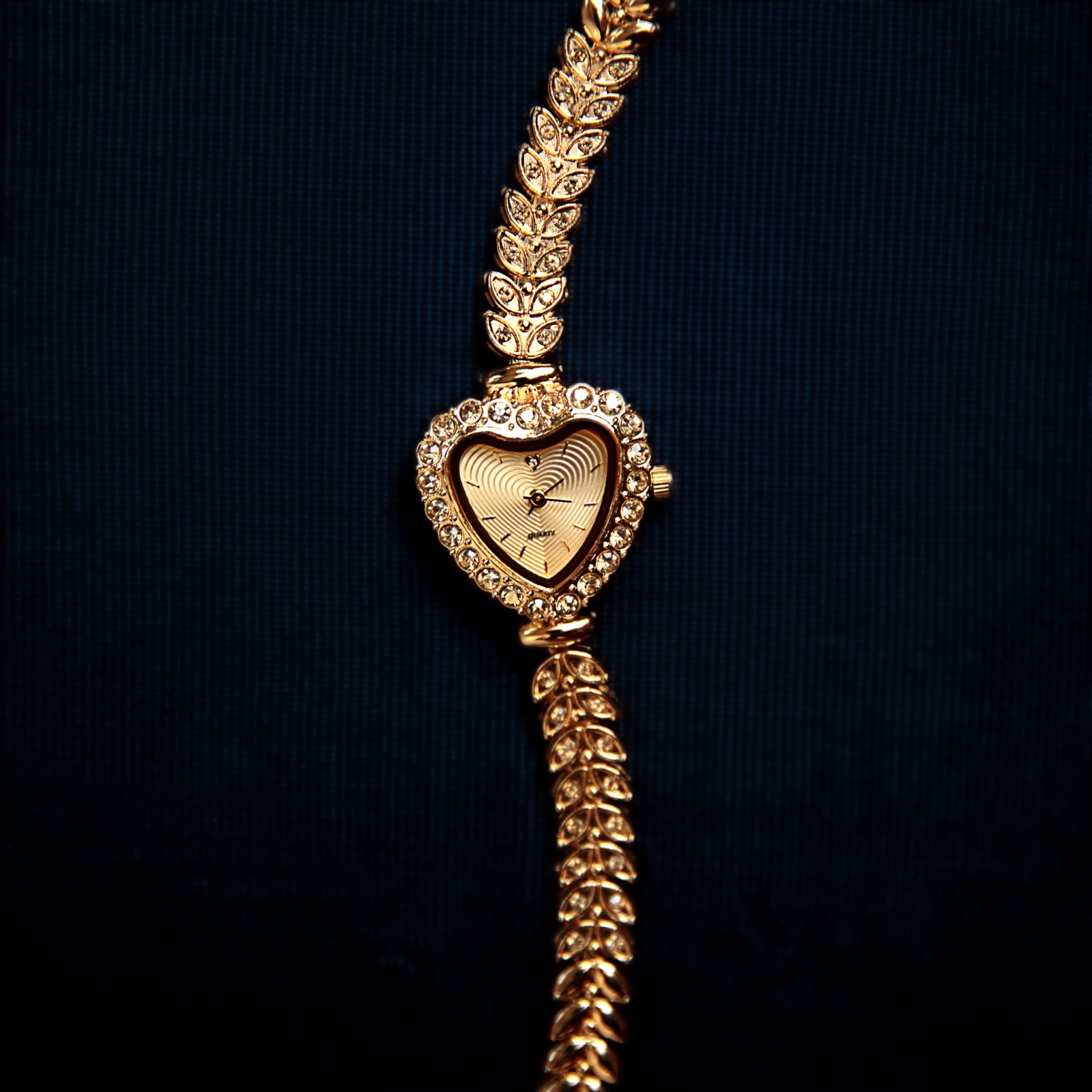Vintage Dainty Womens Quartz Watch Gold Heart Dial Crystal Bezel Leaf Link Strap