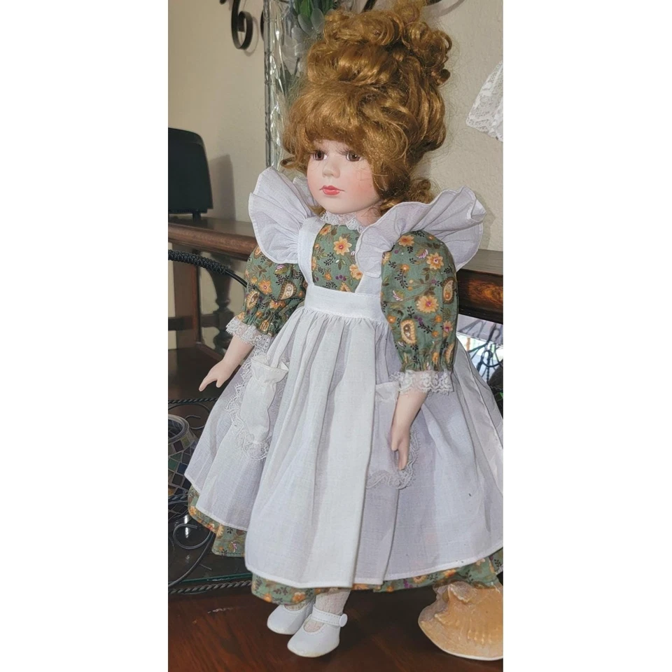 Muñeca de porcelana vintage estilo victoriano verde floral vestido delantal obra de arte detallada Foto 3 de 4