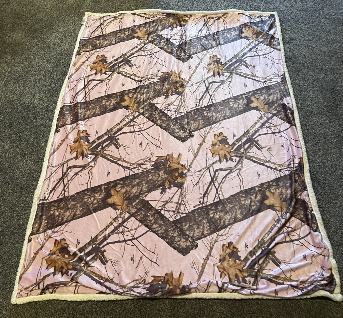 Mossy Oak Sherpa Throw Blanket Pink Camo 60”x47”