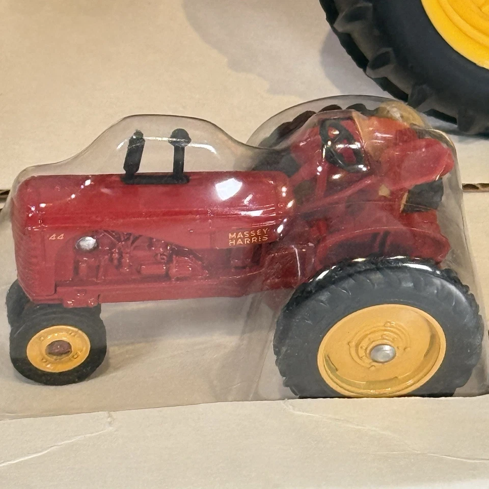 ERTL MASSEY-HARRIS Model 44 Tractor 1:16 + Miniature NIB USA 1990 - Image 3 of 4