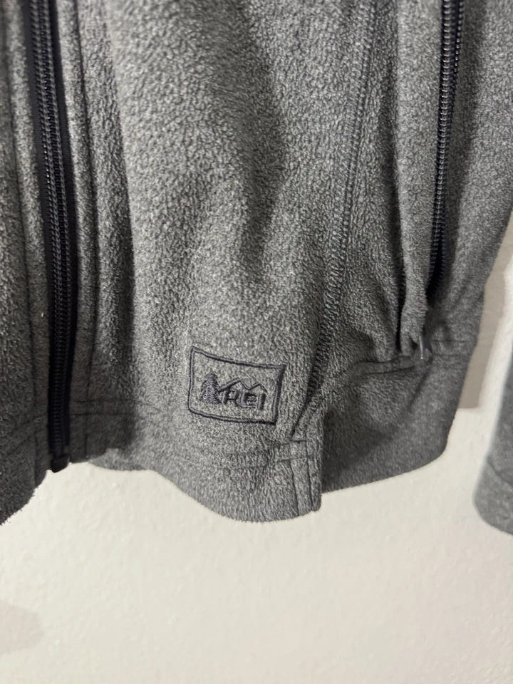 Chaqueta Rei para mujer gris medio polar cremallera completa sudadera con capucha bolsillos con cremallera Foto 2 de 4