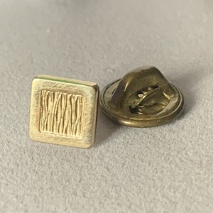 Lot De 10 Pin's Badges Cigales BALLOU REG'D 130 YEARS - Vintage, Occasion