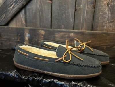 Minnetonka Women's Pile Lined Hardsole Charcoal