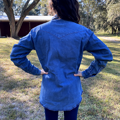 Vtg Wrangler Womens Pearl Snap Blue Denim Button Up Shirt Long