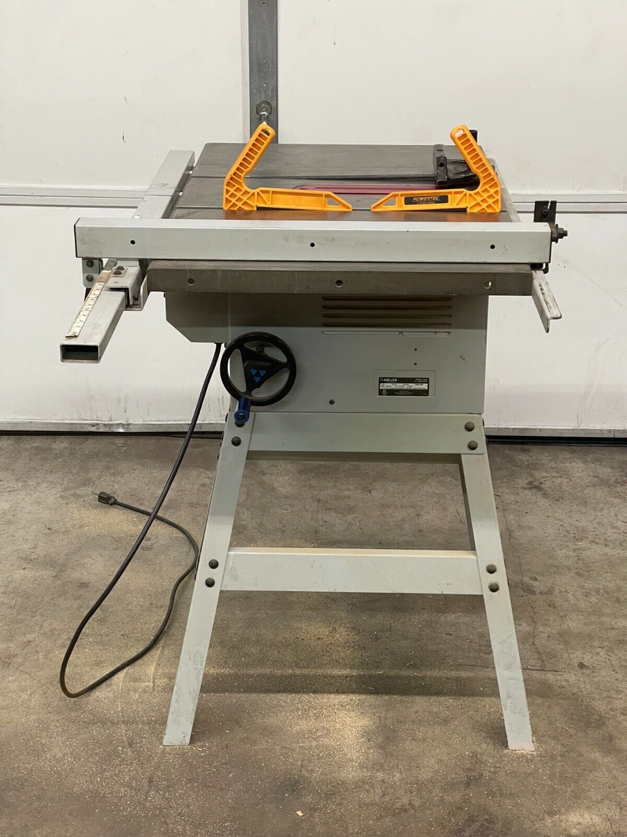 Scie De Banc Delta Shopmaster TS200LS – 10 Pouces, 13A, 4700 Tr/min, Coupe 4 Pouces, Avec Jauge à Onglets Pour Fente En T 3/4 X 1/4