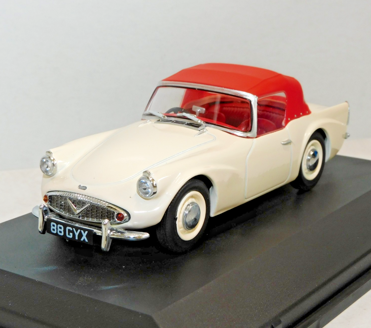 OXFORD DIECAST DAIMLER SP250 IVORY WITH RED HOOD 1/43 DSP003