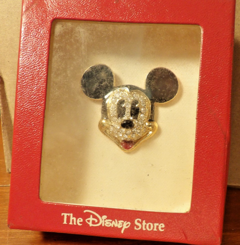 MICKEY MOUSE PIN FROM DISNEY STORE W/BOX