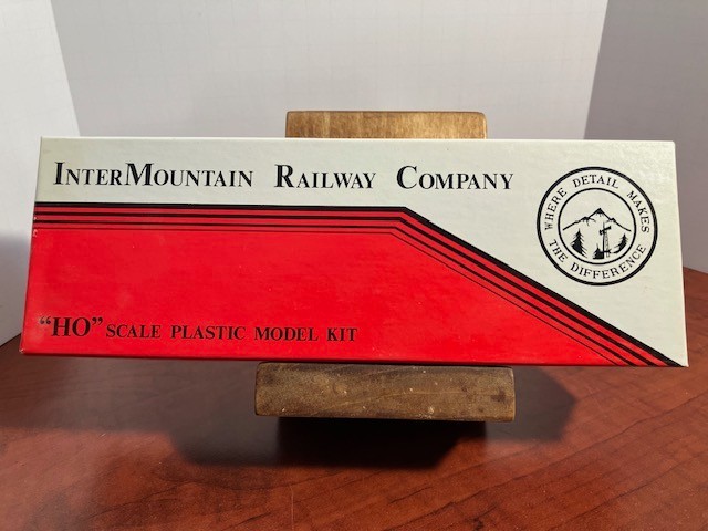 InterMountain HO Scale 4750 Cu Ft 3-Bay Covered Hopper CNW Chicago North Western