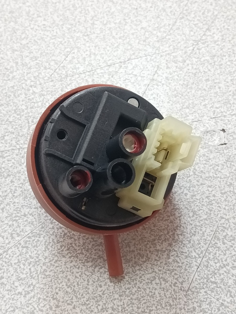 Pressostat Pour Lave-Vaisselle Indesit DIFP48 - Pièce 160024685.00 - Occasion Fonctionnel