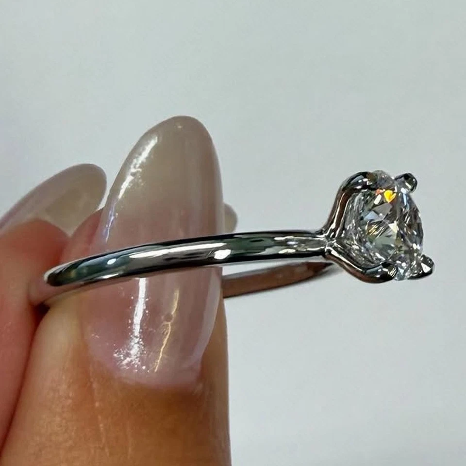 Anillo de compromiso de diamantes cultivados en laboratorio redondo de 1,25 quilates IGI D VS1 en platino sólido 950 Foto 3 de 4