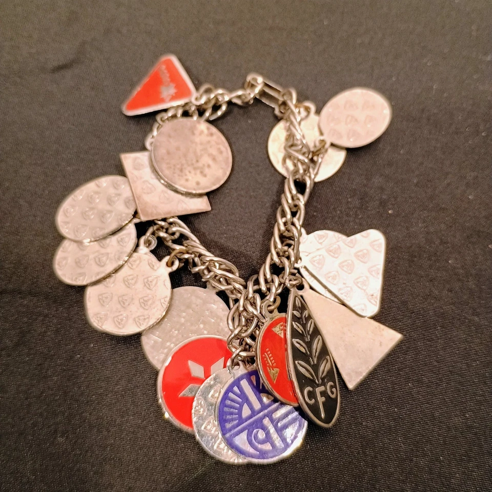 Pulsera de colección Camp Fire Girls con varios dijes coleccionables Foto 4 de 4
