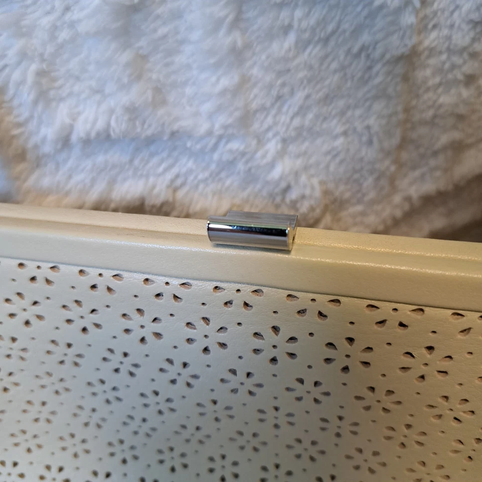 De Colección Y2K Mini Bolso de Hombro Baguette Crema Beige Este Oeste Bolso de Mano Perforado  Foto 4 de 4