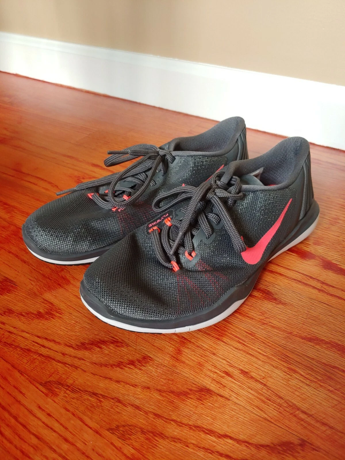 Nike Training Flex Supreme Flywire Shoes Women’s 6W Gray 885916 003 Pink Swoosh