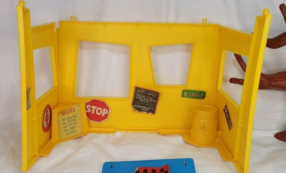 1975 Mattel Honey Hill Bunch Club house, Tree and Table Top | eBay