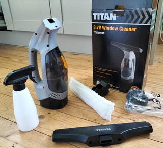 Titan 3.7V Window Cleaner TTS799VAC Excellent Condition (Used a couple of times)