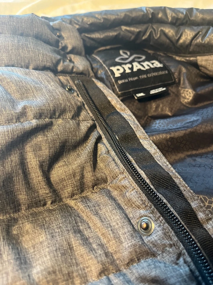 Chaleco PrAna Pequeño Gris Carbón y Negro Aislado Cremallera  Foto 4 de 4