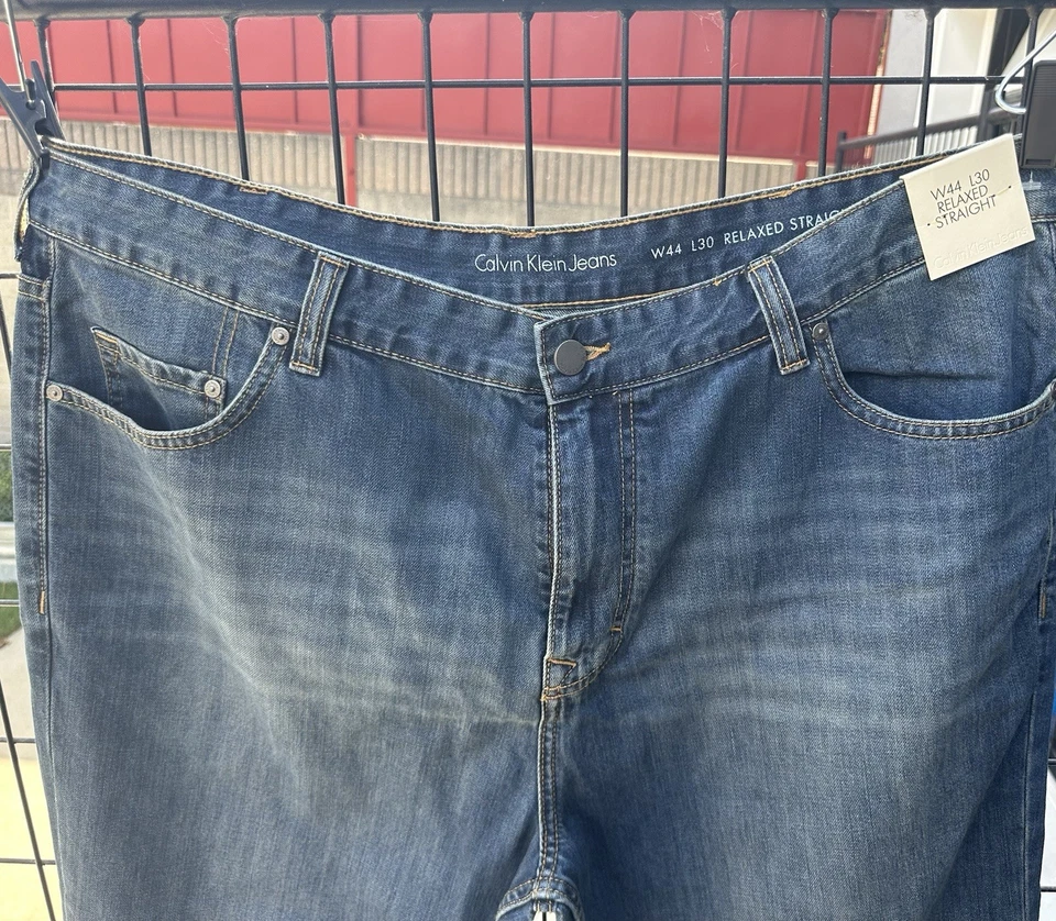 Calvin Klein Men's Relaxed Fit Straight Leg Blue Denim Jeans (44x30) New - Image 3 of 4