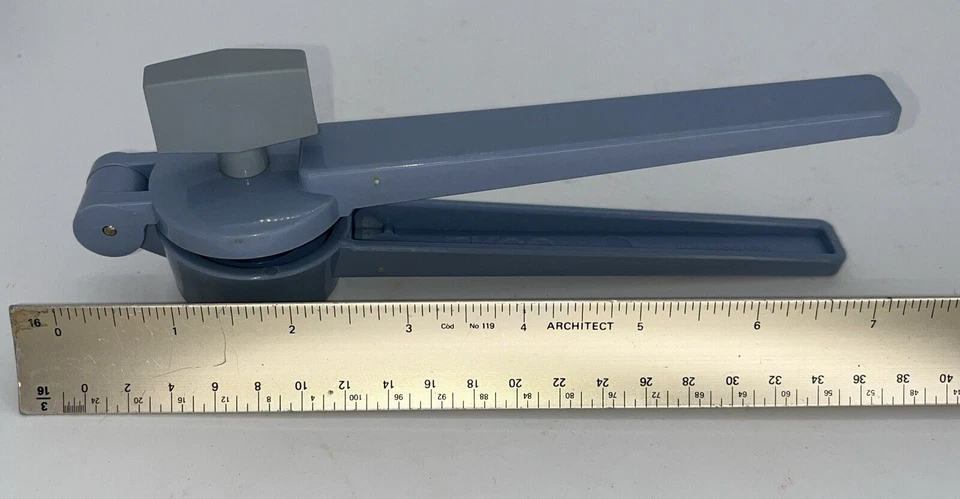 Prensa de ajo Ekco azul, plástico duro mango de tornillo gira vintage Foto 3 de 4