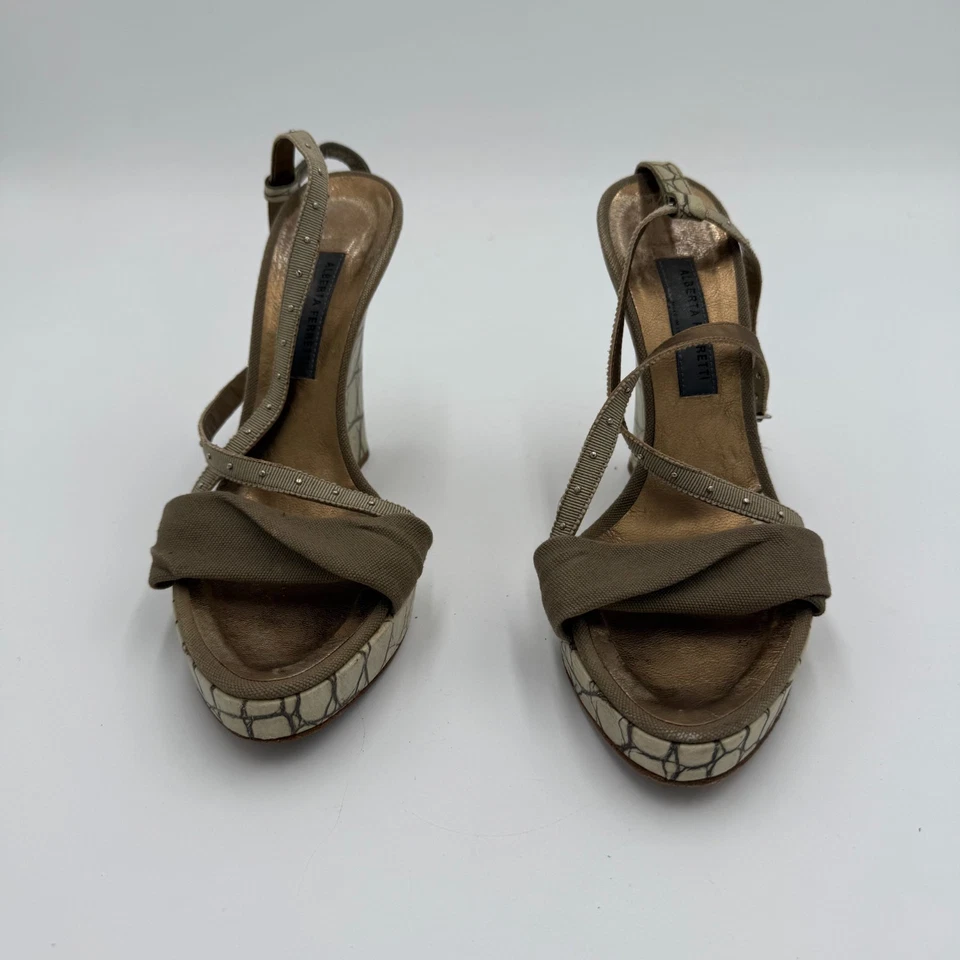 Sandálias femininas Alberta Ferretti com tiras tamanho 38 bege marrom cravejado salto cunha - Imagem 2 de 4