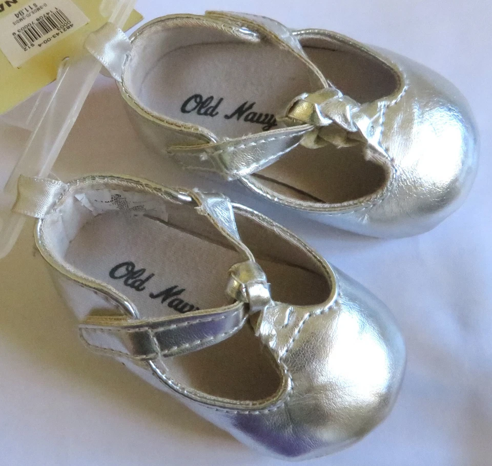 Nuevos zapatos de vestir sin cordones OLD NAVY talla 0-3 meses (4 pulgadas) plateados brillantes Foto 2 de 2