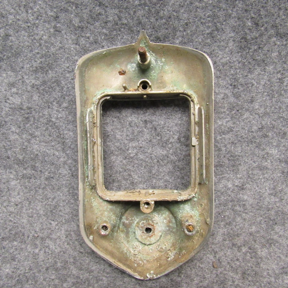 Bisel de lámpara de luz trasera Chevy Fleetline y Styleline 1951-1952 5940033 OEM 26161 Foto 4 de 4