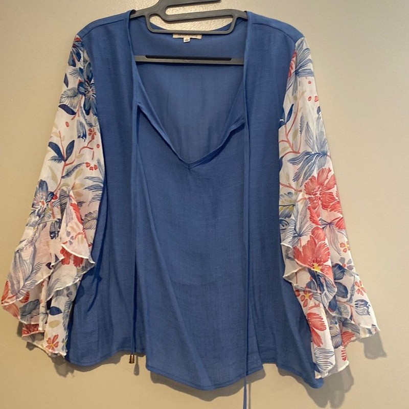 Flutter bell sleeve top s/m