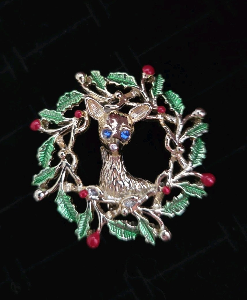 Vintage  Signed Gerrys CHRISTMAS Brooch Pin Holly Wreath W Reindeer Gold Tone