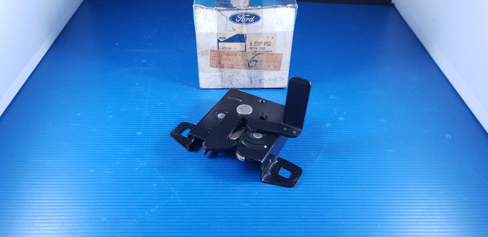Serrure capot bloqué Ford Fiesta solution gâche de rechange - 2