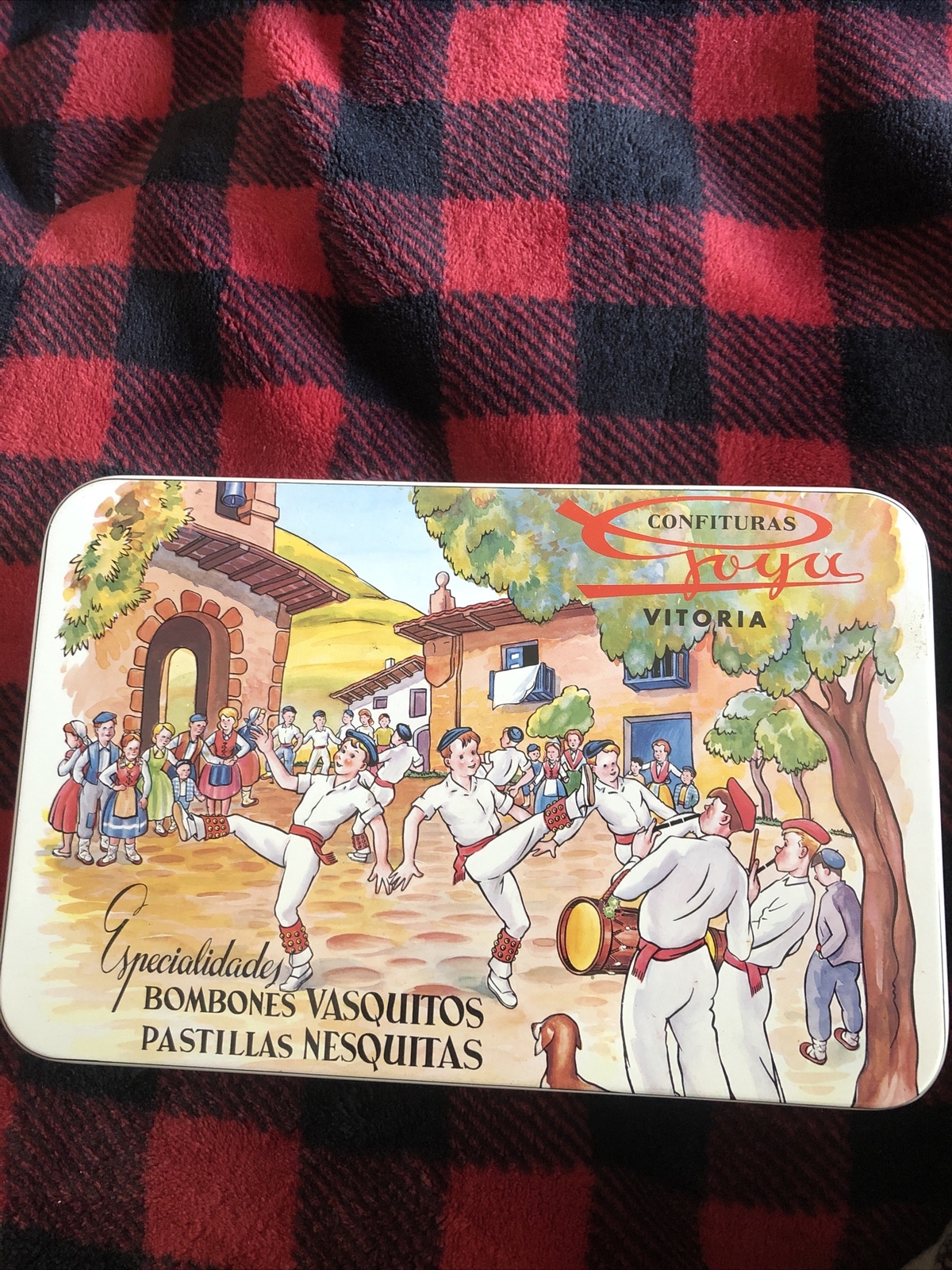 ANTIGUA CAJA DE HOJALATA. CONFITURAS GOYA, VITORIA. BOMBONES VASQUITOS.