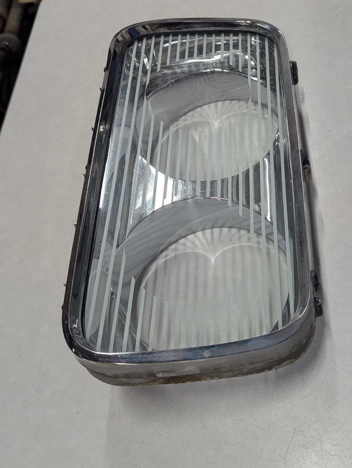 1965 66 Chrysler Imperial Bisel de faro cromado y lente de vidrio Lado del pasajero OEM Foto 3 de 4