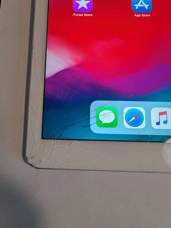 Apple iPad Pro 12.9" (1st Gen) 256GB (WiFi) White / Silver- Great Price! - Image 3 of 4