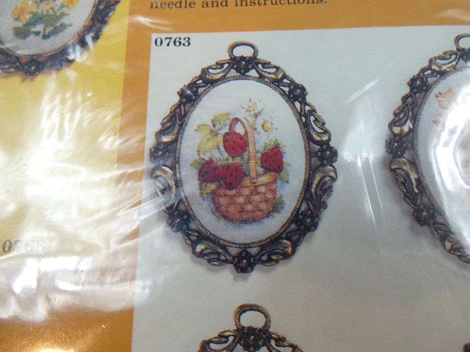 The creative Circle 763  Strawberry Frame Art Vintage Craft Kit Granny Core - Image 4 of 4