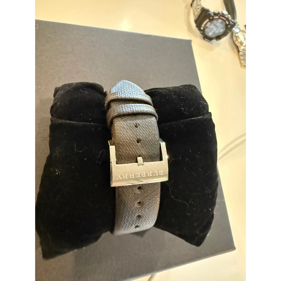 Швейцарские аналоговые мужские часы Burberry BU1775 с коричневым циферблатом и кожаным ремешком - Изображение 4 из 4