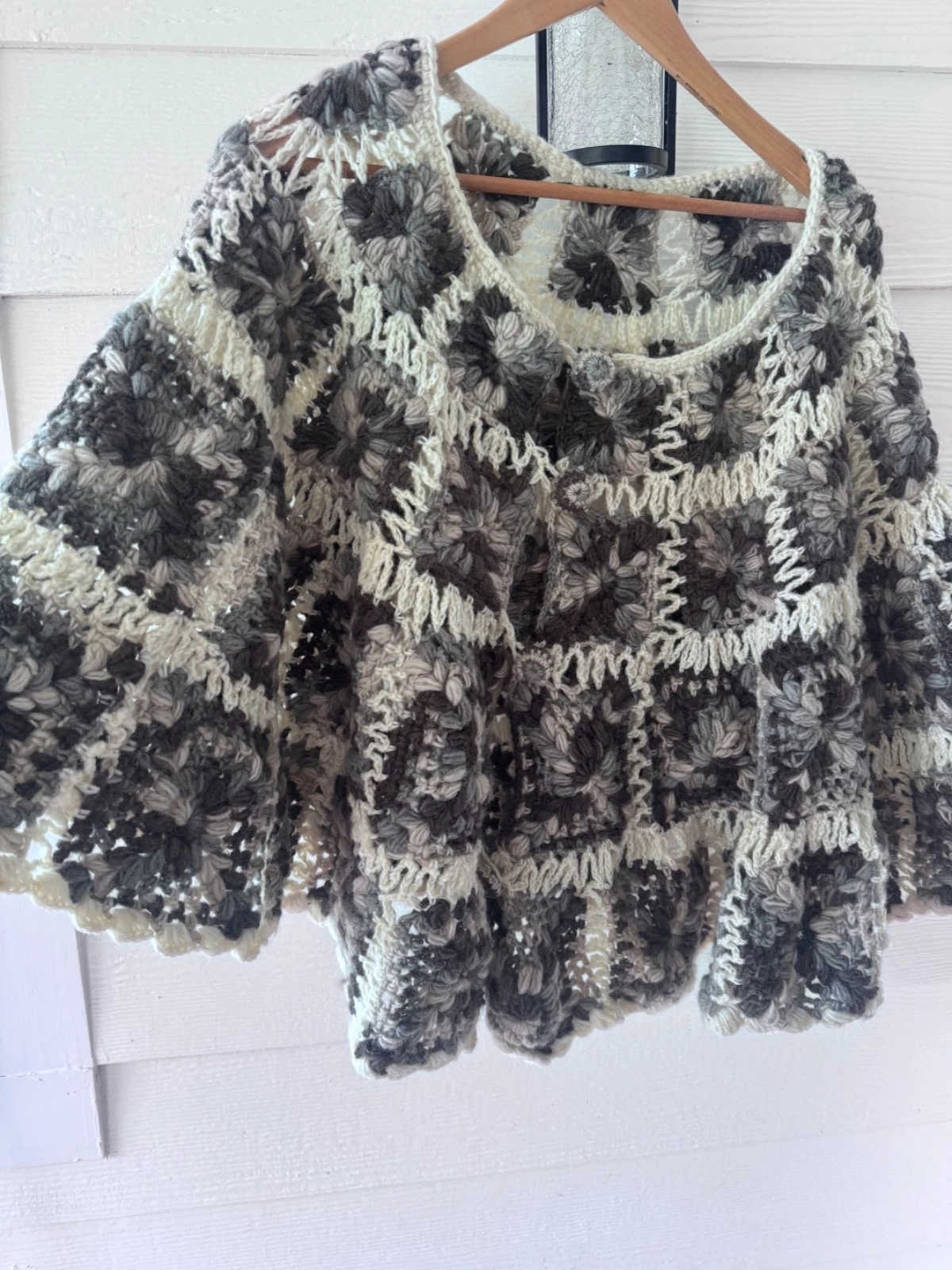 Poncho Caplet Wool Open Knit 4 Buttons Scallop Hem Nepal Gray White One Size