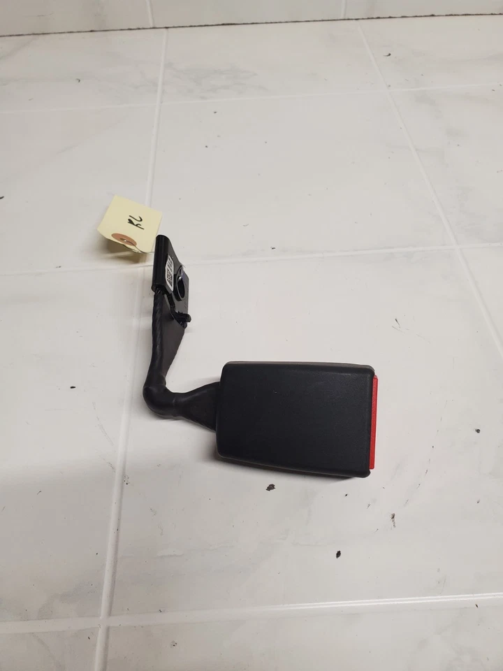 2014-2020 JEEP CHEROKEE ПАССАЖИРСКИЙ ЗАДНИЙ ЦЕНТРАЛЬНЫЙ РЕМЕНЬ БЕЗОПАСНОСТИ ПРЯЖКА OEM 1UU691X9AD - Изображение 2 из 4