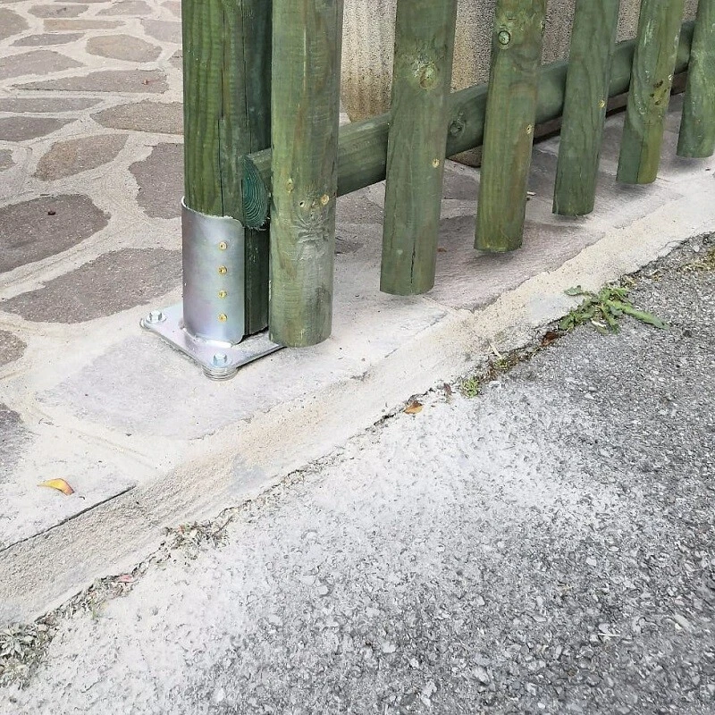 Staffa a bicchiere per pali tondi e travi in legno supporto per recinzinzioni - Immagine 2 di 2