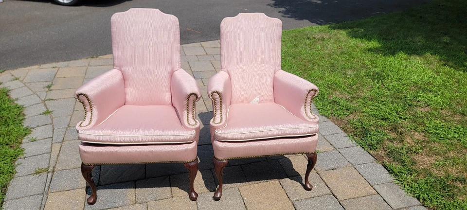 Par de sillas tapizadas estilo Queen Anne vintage/antiguas ROSA con respaldo de ala DLVRY Foto 2 de 4