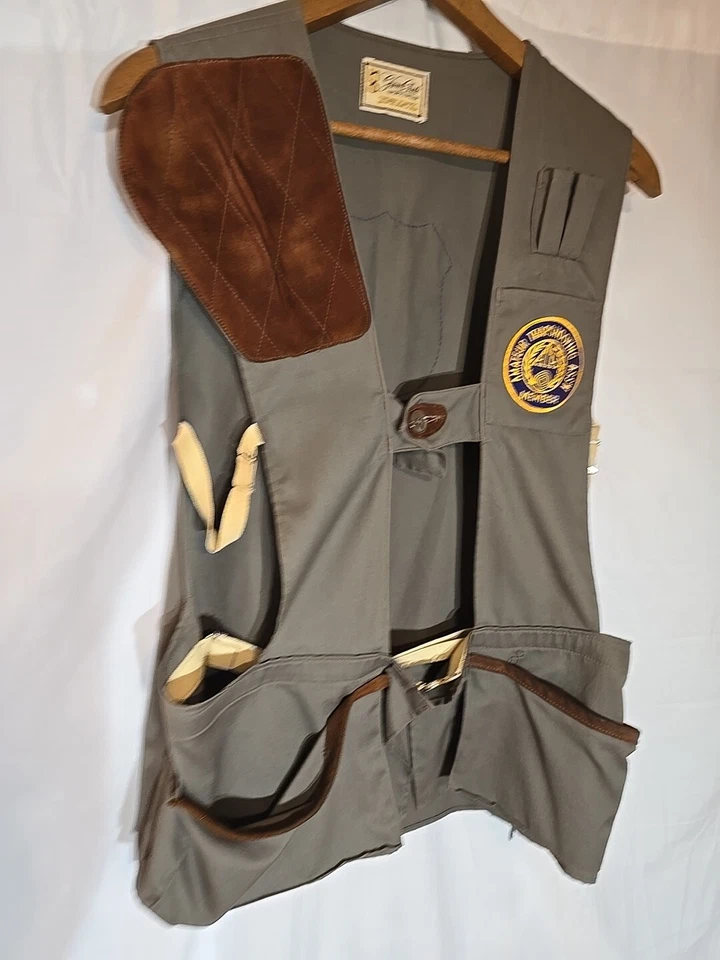 Gun Club Sportswear VINTAGE MEN'S M/l BEIGE FABRIC LEATHER SHOOTING VEST - Image 2 of 4