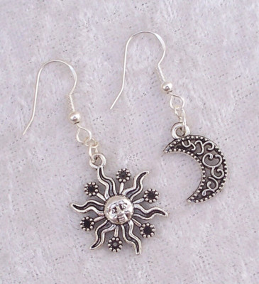 Tibetisches Silber Sonne & Mond ungerade 925 Silber Haken Ohrringe. Handarbeit im Geschenktüte