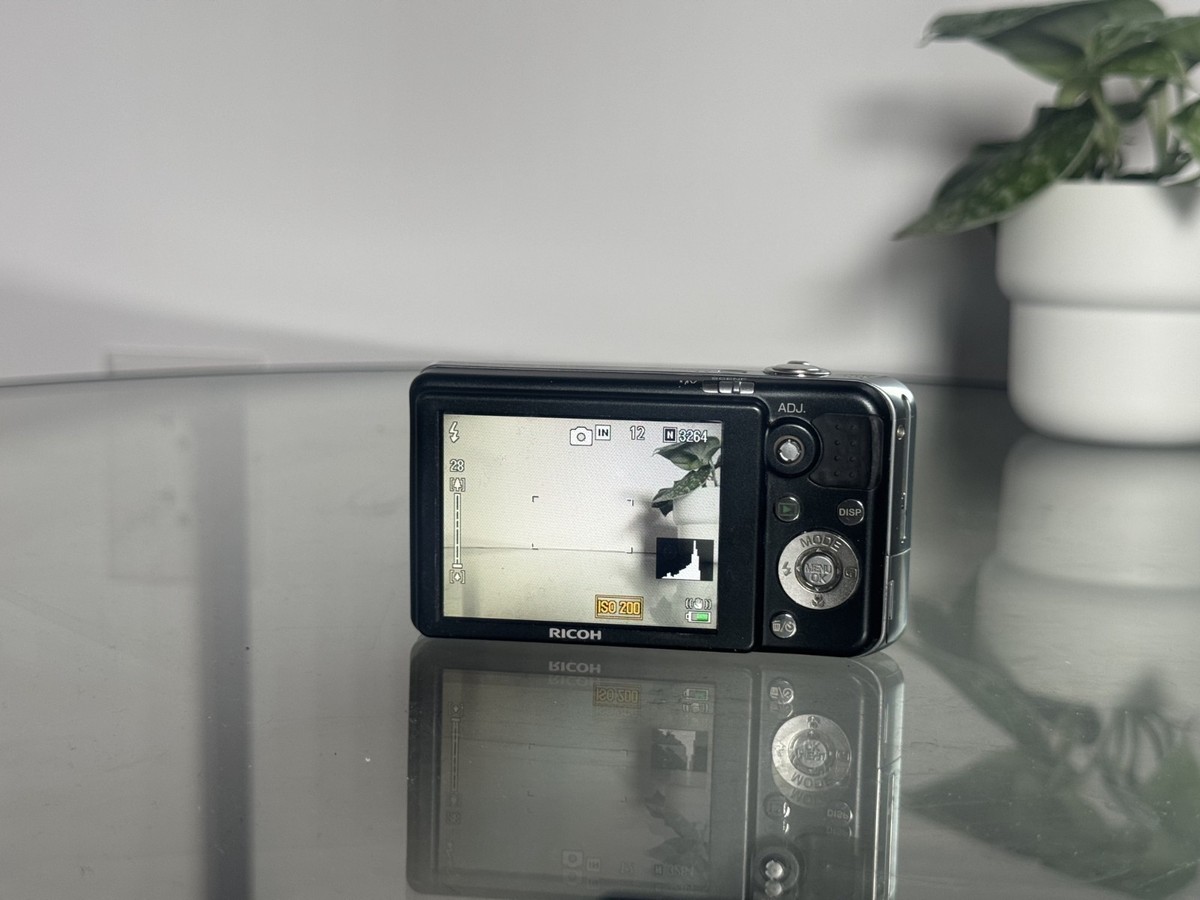 Ricoh Caplio R7 8.2MP Compact Digital Cam 7.1x Zoom Black w