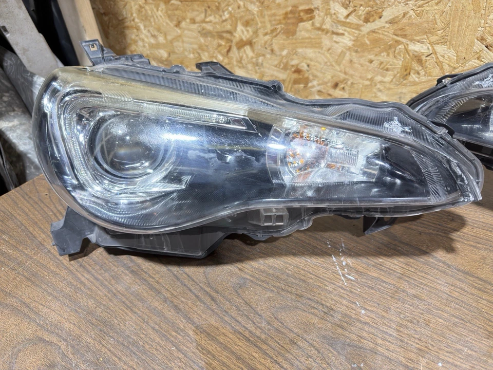 Subaru BRZ Sport Tech 2013 2016 carcasa negra faros xenón ocultos OEM Foto 4 de 4