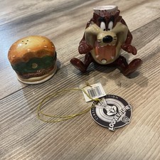 NWT Taz Burger Salt  Pepper Magnetic Shaker Loney Tunes 4  Tall Collector