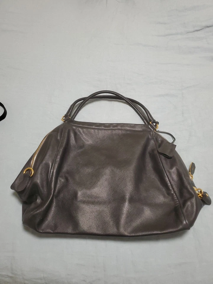 PRADA Saffiano Black Leather Handbag with Gold Hardware and Zipper Closure - Image 3 of 4